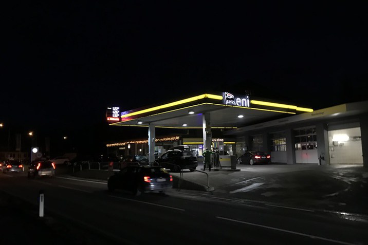 Tankstelle bei Nacht